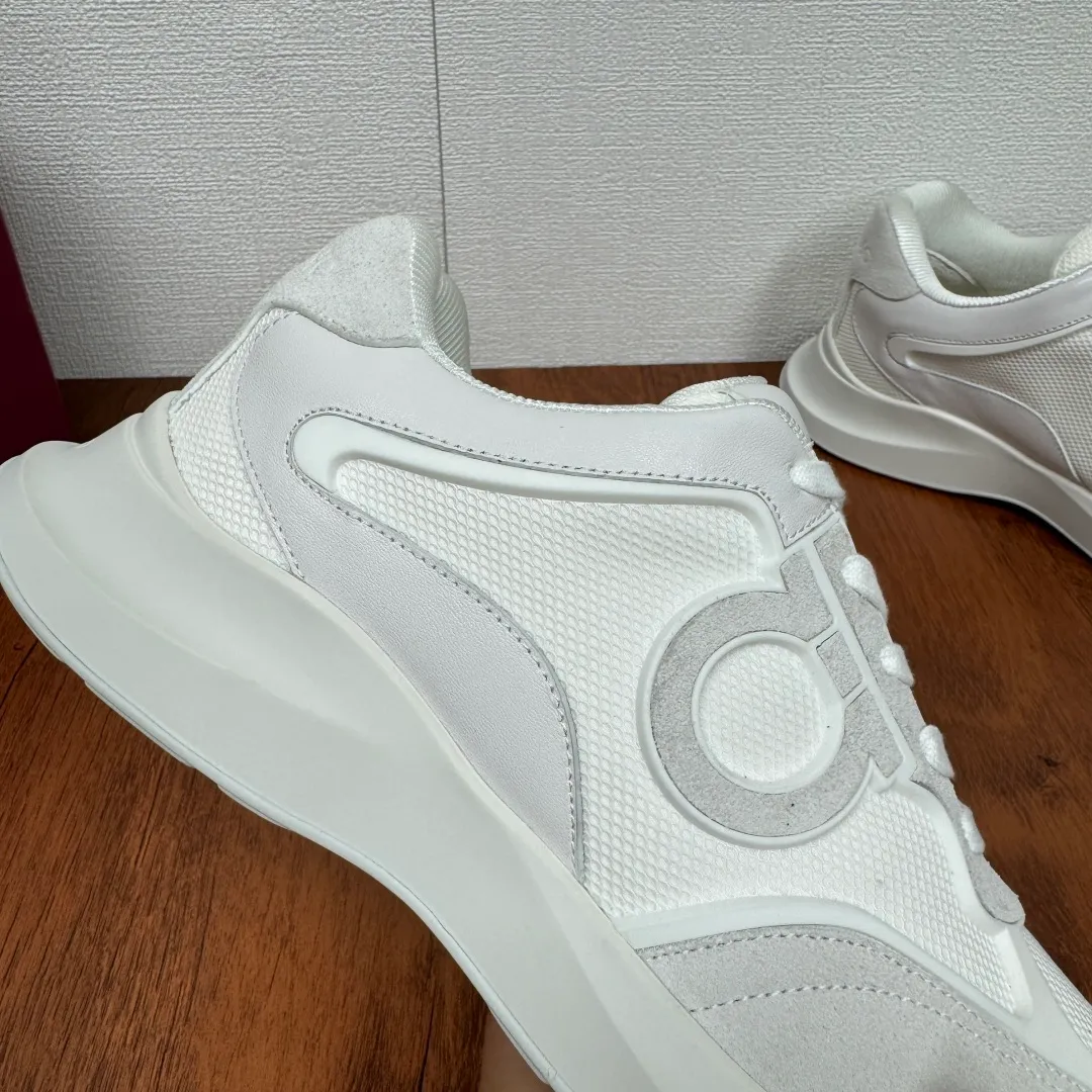 [Ferragamo] Top P: 720💰 Size: 39~44 (38 45 custom-made, non-returnable) Ferragam/Ferragamo Cancini buckle men's low-top casual shoes Spring and summer official website synchronized new thick-soled versatile sports shoes for men This urban-style casual shoe boldly combines a variety of fabrics, cleverly using high-tech mesh fabrics and smooth leather to create a unique high-end look, with side dropouts Cancini buckle, padded collar and tongue, and eye-catching lightweight rubber sole make the design even more sophisticated! The perfect blend of style and comfort. , the shoe body is outlined with exquisite lines, embellished with iconic elements, and equipped with comfortable sole technology to boost your pace. Whether you are walking on the street or exercising, you can show your extraordinary charm. .